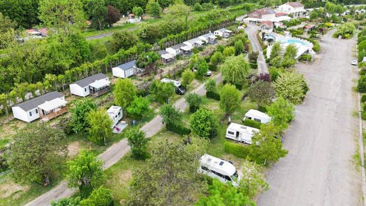 De nombreux emplacements verdoyants et spécieux pour caravane